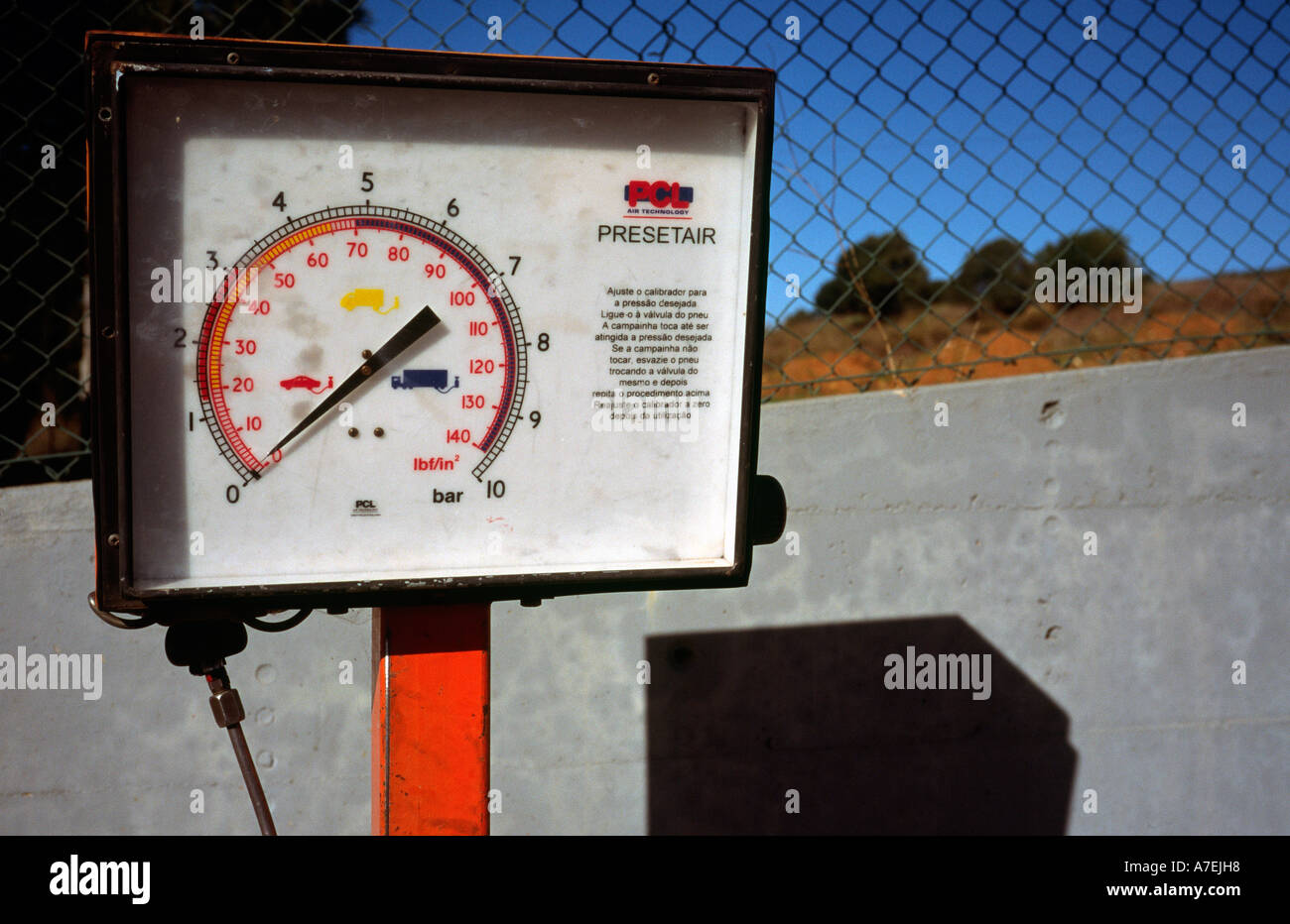 23. Oktober 2003 - Luft Druckgerät an GALP Tankstelle in der portugiesischen Stadt Aljezur. Stockfoto