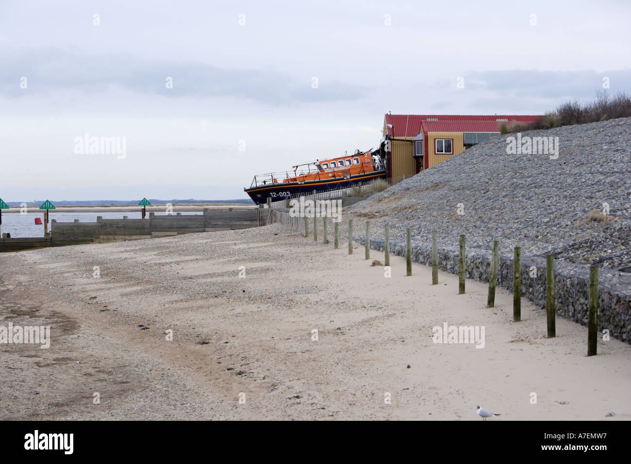 Rettungsboot und Meer Abwehrkräfte, Brunnen neben das Meer, Norfolk, England Stockfoto