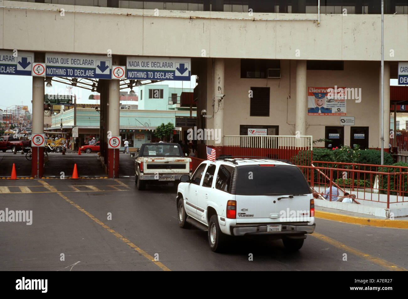 Mexiko, Tamaulipas, Nuevo Laredo. Menschen überqueren täglich aus Mexiko in die USA und umgekehrt an der Grenze von Nuevo Laredo Stockfoto