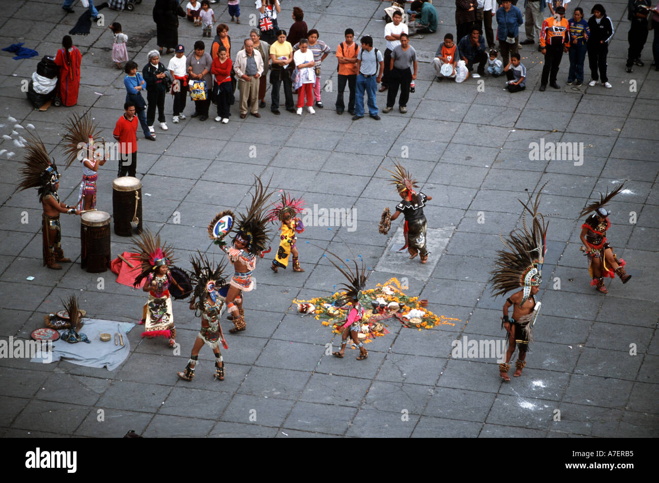 Mexiko, Nordamerika. Mexikanische Tänzer gekleidet als aztekischen Indianer Tanz für Touristen auf dem Zocalo. Stockfoto