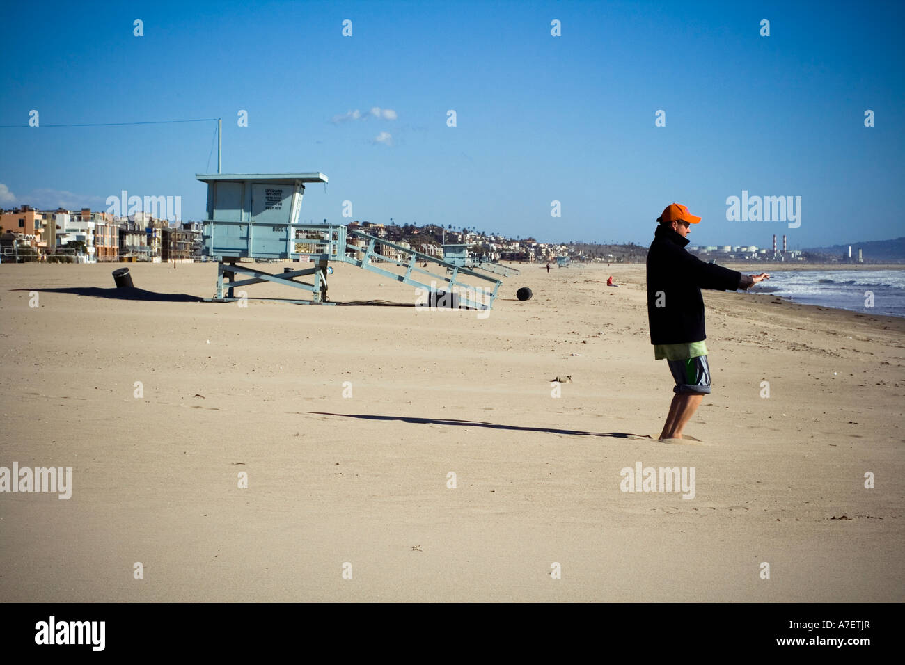 Mann Doin Tai Chi am Strand von Vence Los Angeles, CA Stockfoto