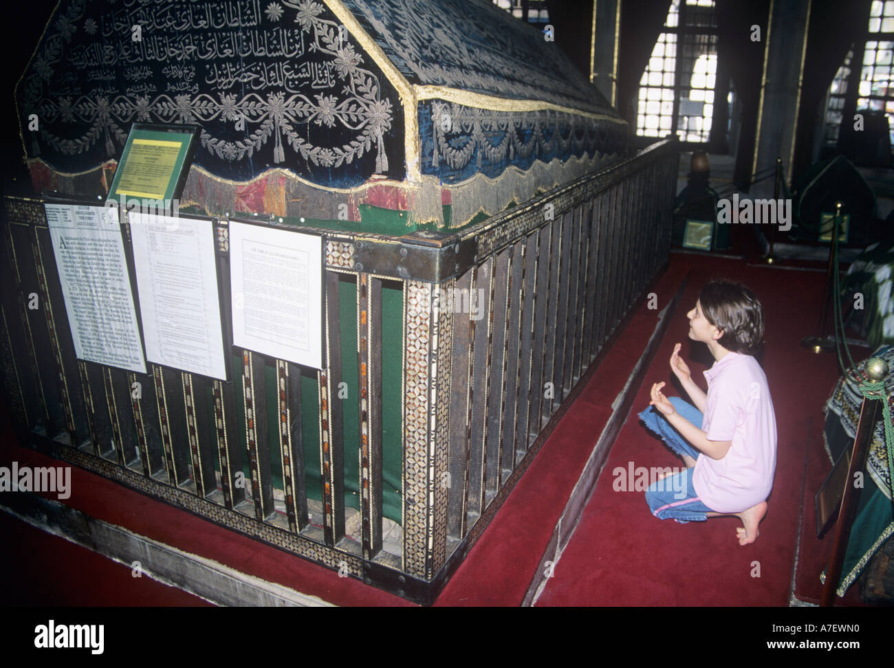 Kind betet neben Mausoleum von Sultan Abdul Hamid i., Istanbul, Türkei Stockfoto