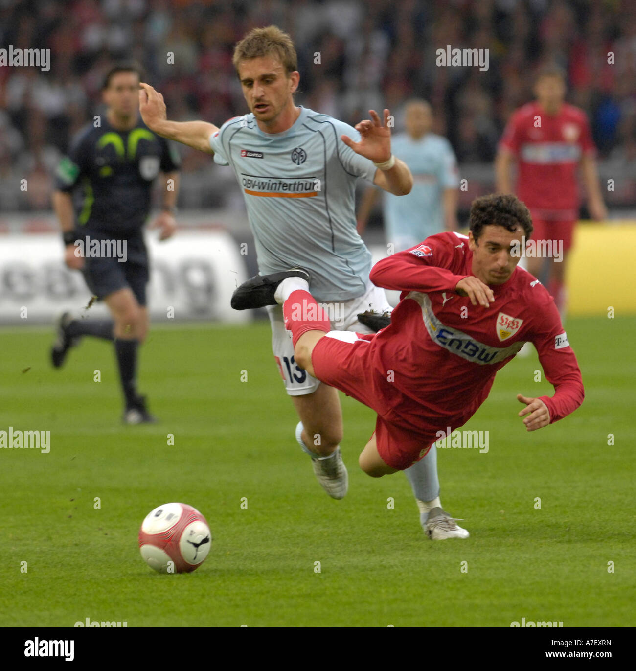 Milorad PEKOVIC FSV Mainz 05 (links) Foulspiel von Roberto HILBERT VfB Stuttgart Stockfoto