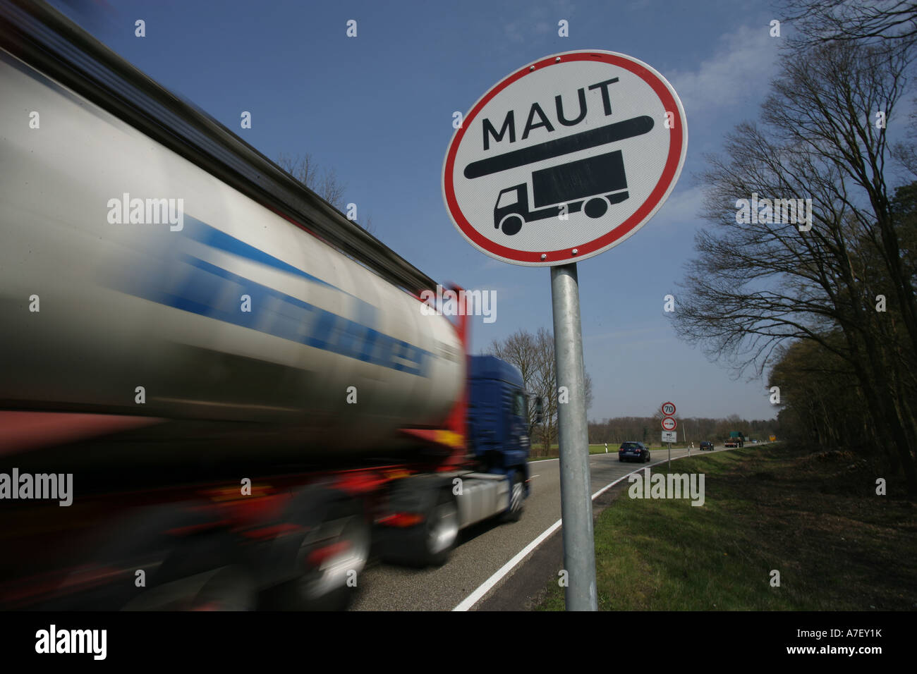 LKW sind ein Zeichen was bedeutet übergeben, die sie auf einer mautpflichtigen Straße Stockfoto