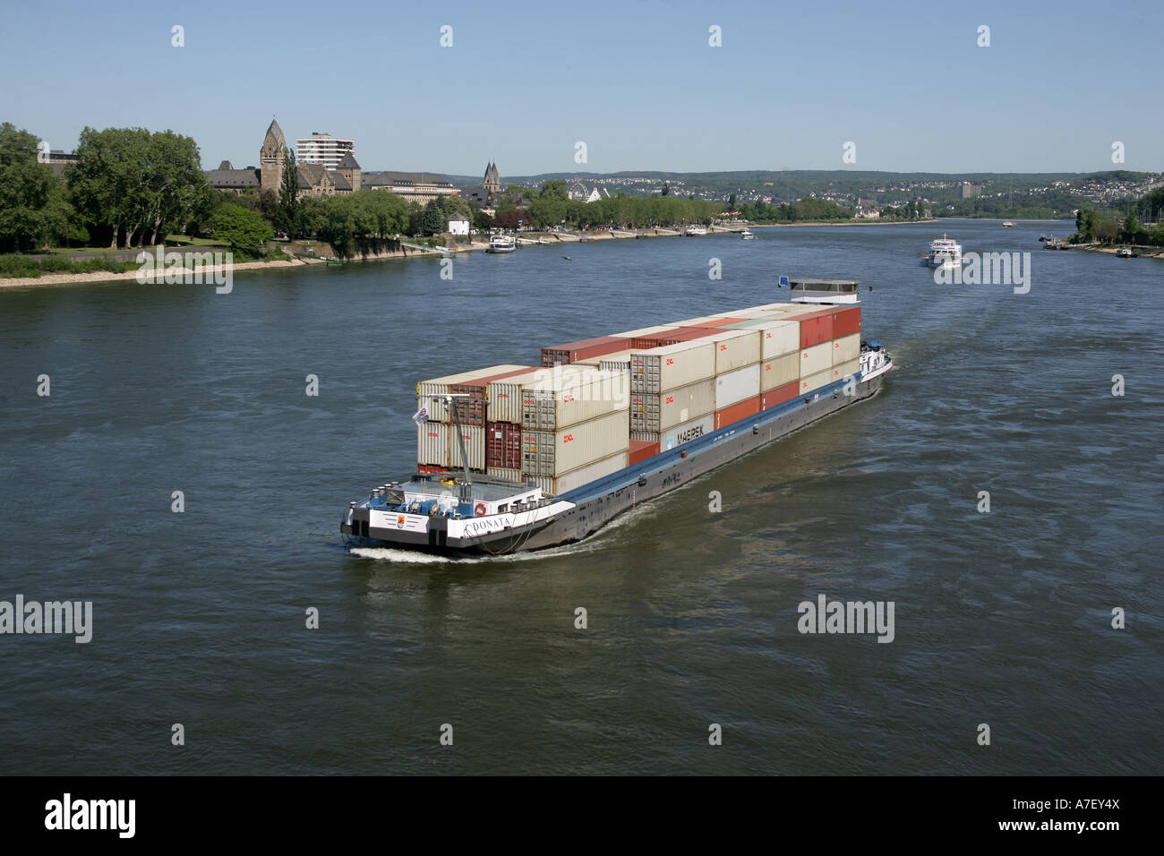 Containerschiff am Fluss Rhein vor der Burg Ehrenbreitstein. Koblenz, Rheinland-Pfalz, Deutschland. Stockfoto