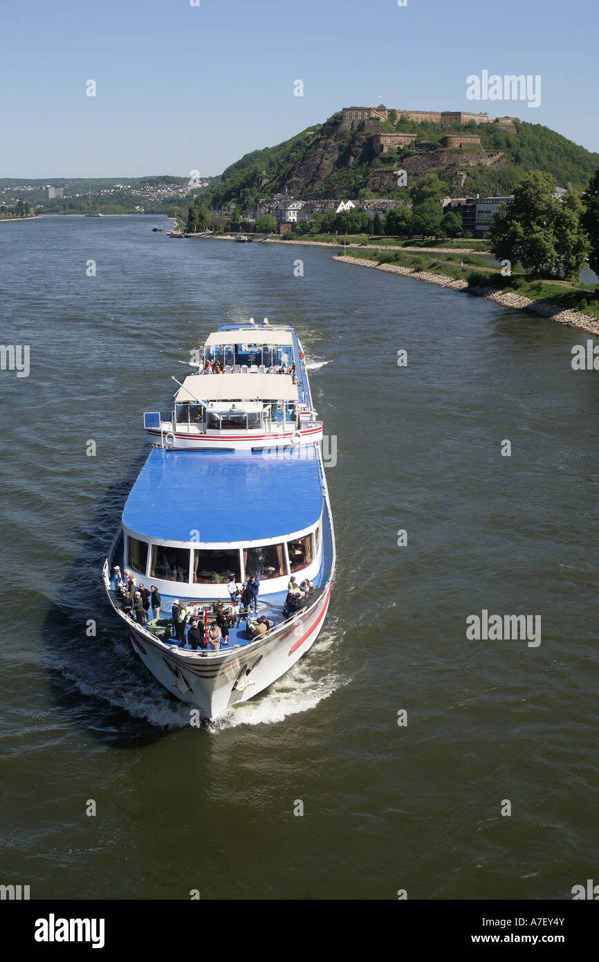 Schiff auf dem Fluss Rhein vor der Burg Ehrenbreitstein. Koblenz, Rheinland-Pfalz, Deutschland. Stockfoto