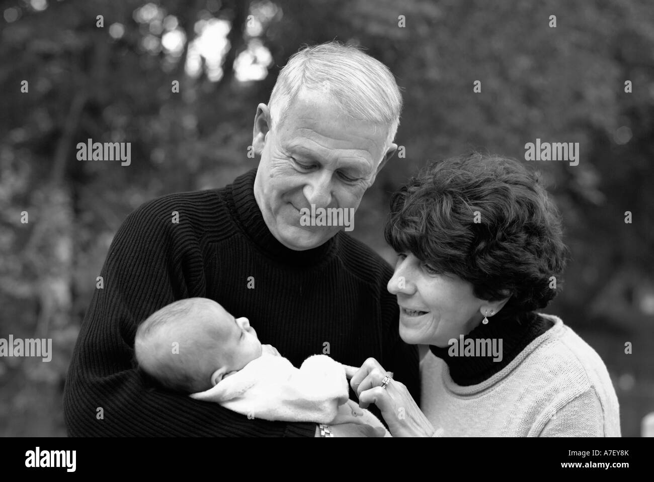 Großeltern mit 2 Monate alten Enkel Stockfoto