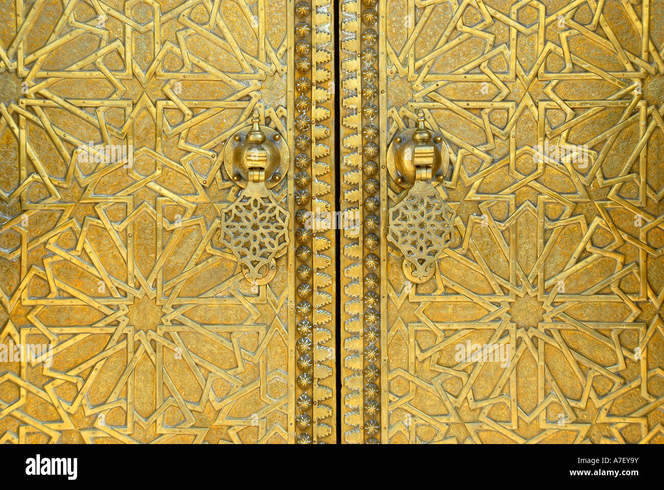 Kunstvolle orientalische Messing Portal Dar el-Makhzen Place des Alawiden Fès El-Jdid Marokko Stockfoto