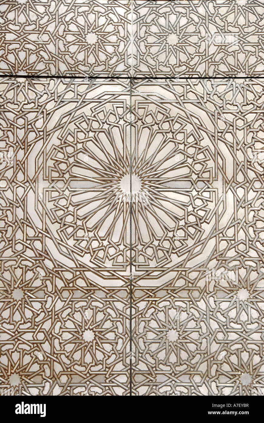 Symmetrische Muster Eisen Portal der Moschee Hassan II Casablanca Marokko Stockfoto