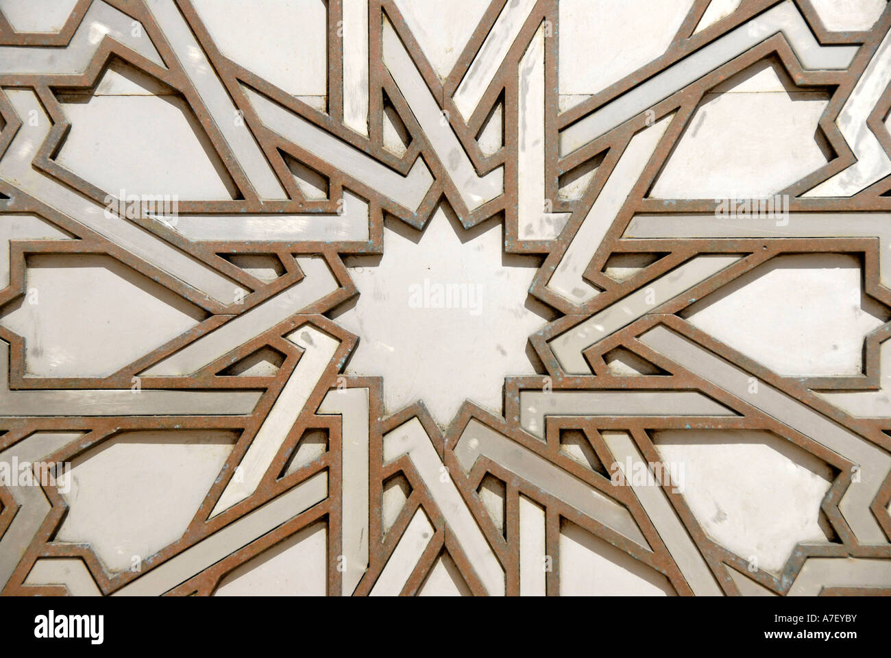 Symmetrische Muster Sterne Eisen Portal der Moschee Hassan II Casablanca Marokko Stockfoto