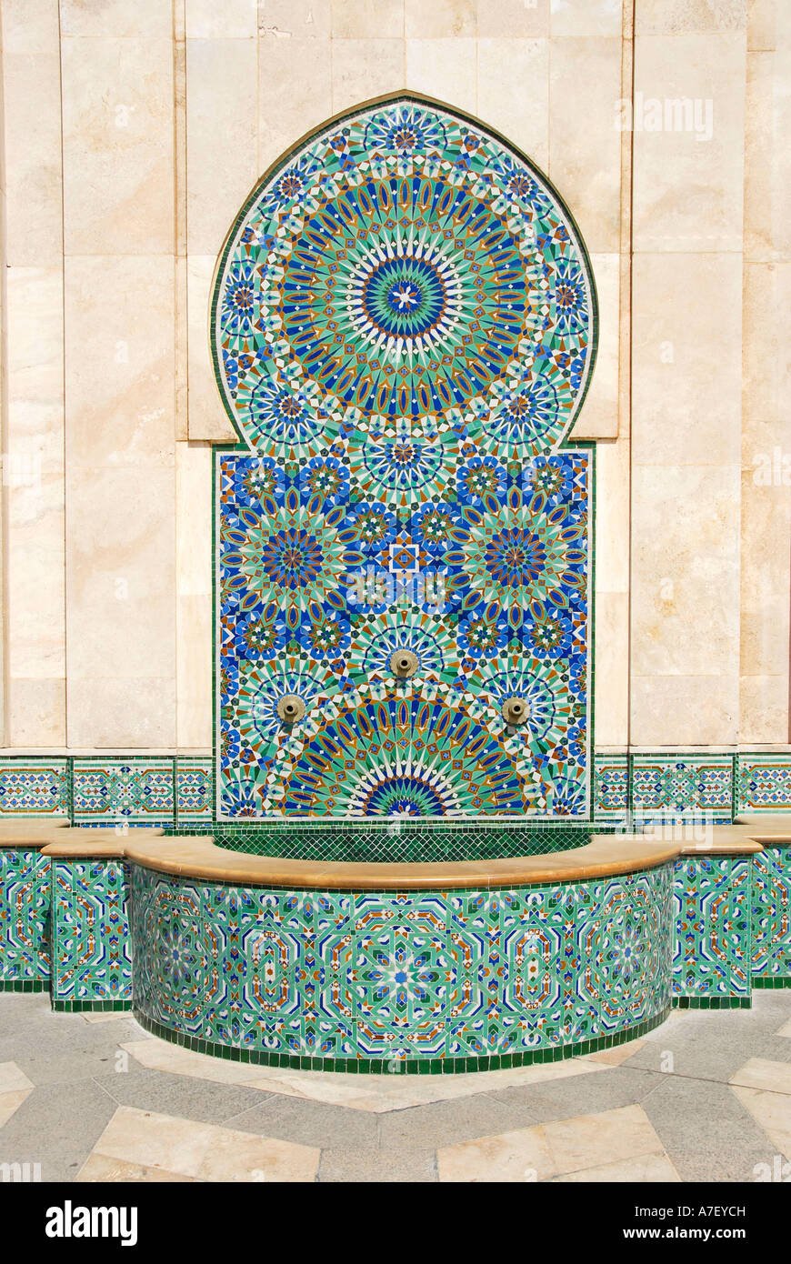 Dekoration der bunten Kacheln Brunnen am Moschee Hassan II Casablanca Marokko Stockfoto