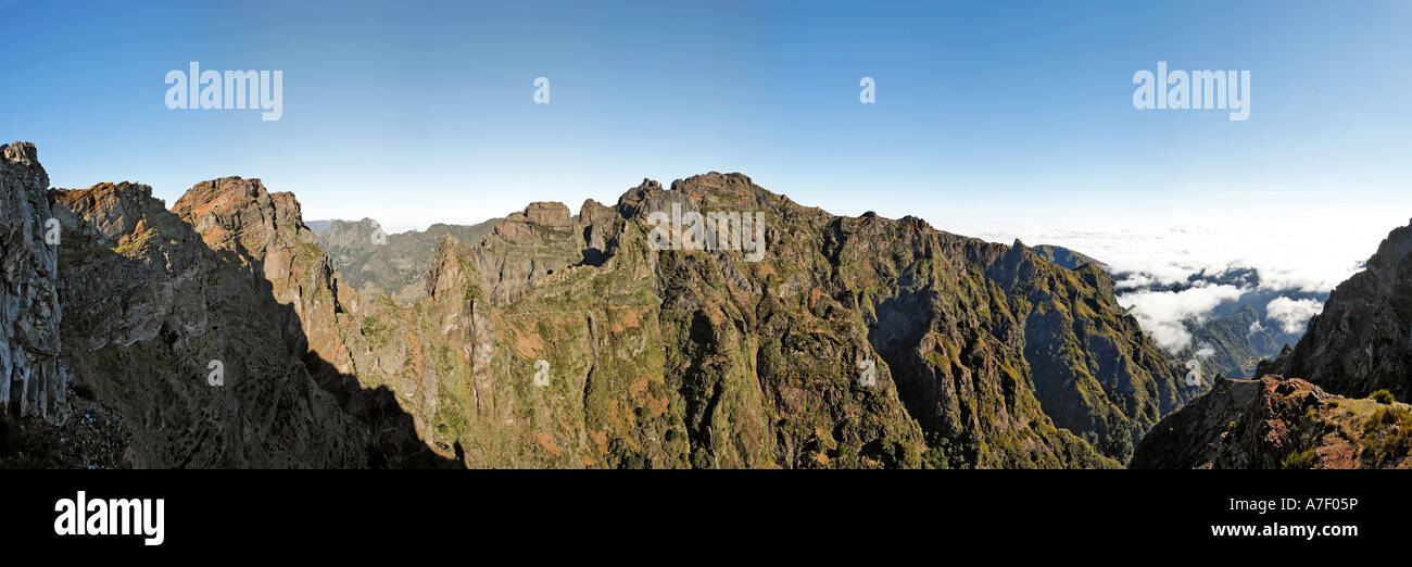 Die Bergwelt rund um den Pico do Arieiro (1818m) mit dem Wanderweg zum Pico Riuvo, Madeira, Portugal Stockfoto