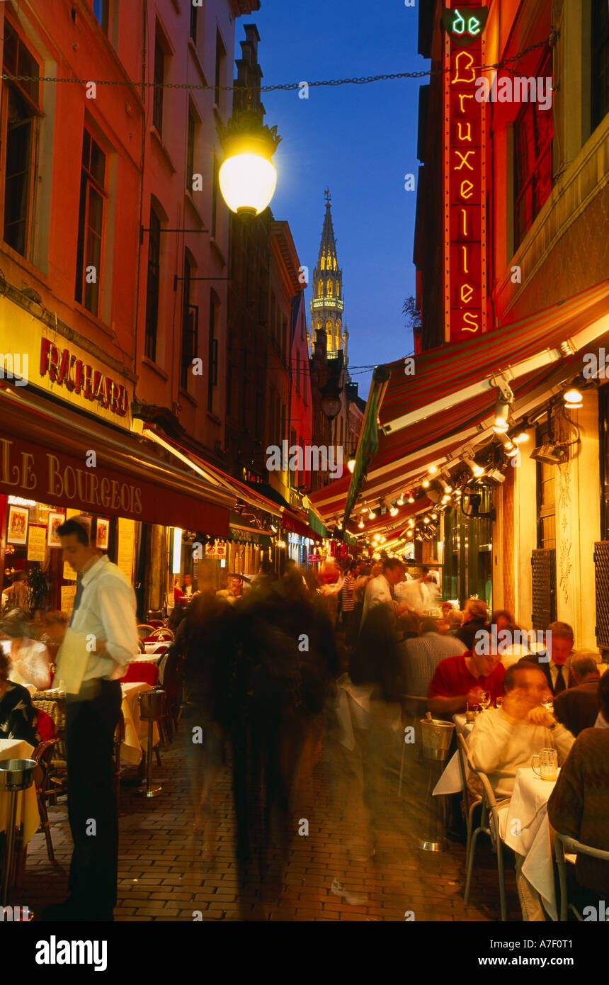 Restaurants in der Rue des Bouchers in der Abenddämmerung Brüssel Belgien Stockfoto