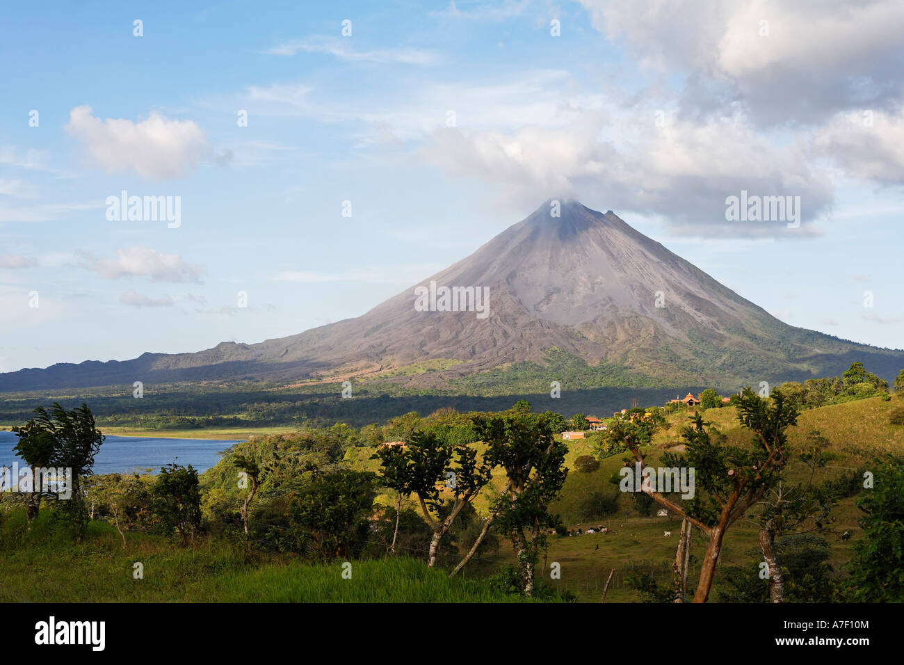Aktiven Vulkan Arenal und Arenal-See in der Nähe von Fortuna, Costa Rica Stockfoto