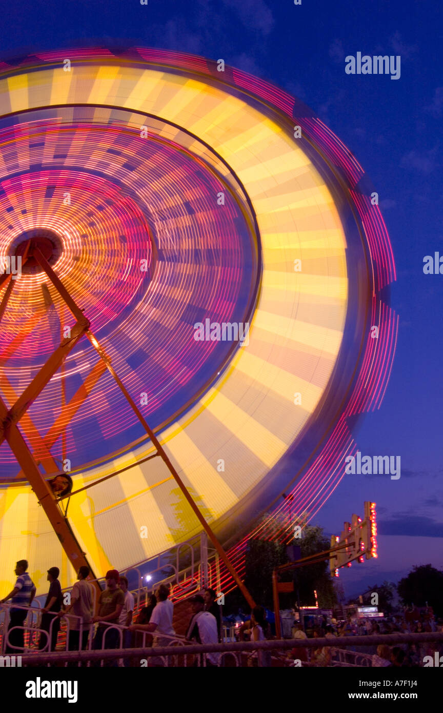 Carnival Ride bei Sonnenuntergang Motion Blur Stockfoto
