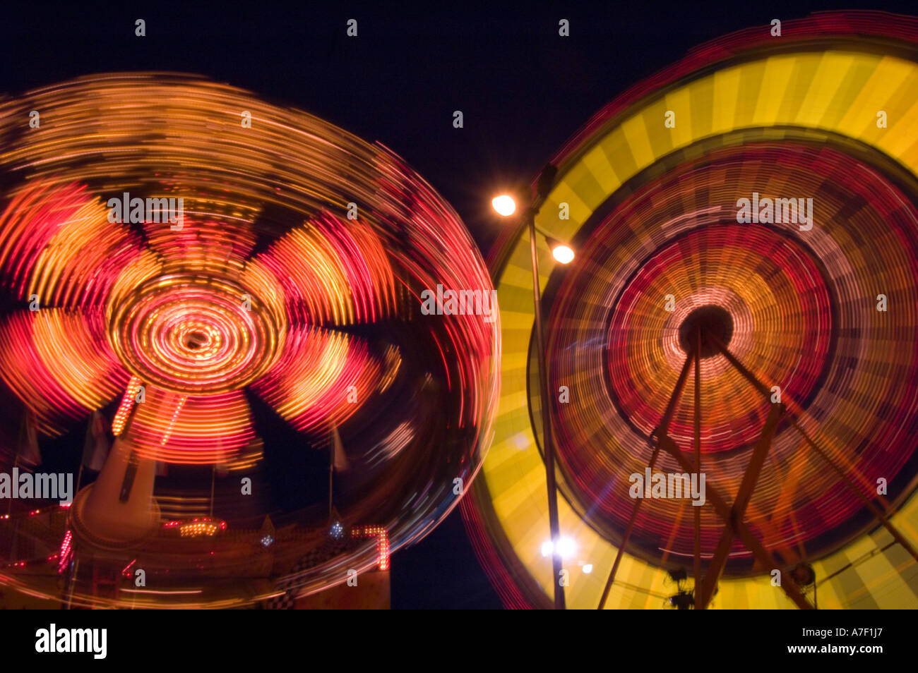 Carnival Ride bei Sonnenuntergang Motion Blur Stockfoto