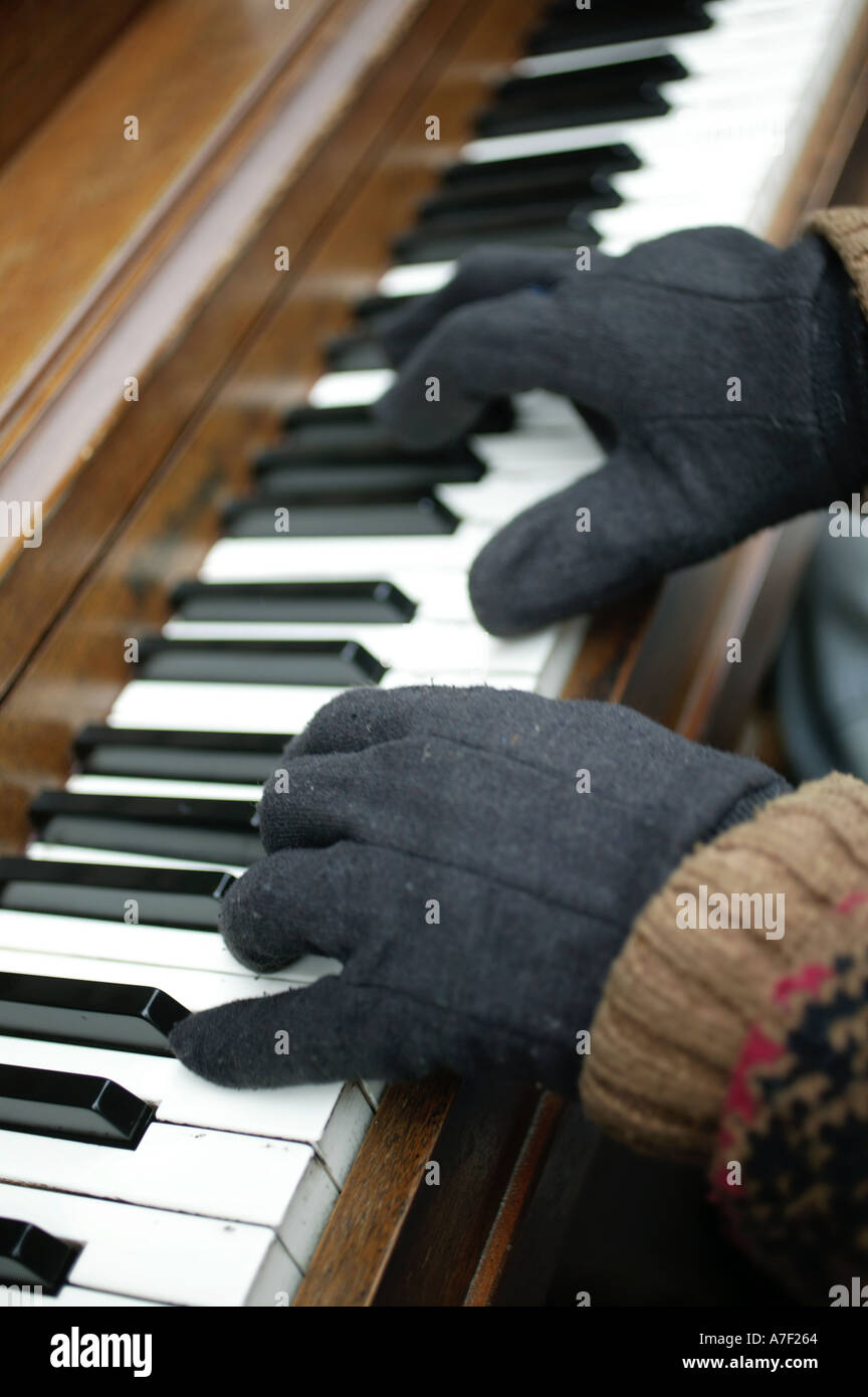 Straßenmusiker und Straßenmusiker spielt Klavier mit behandschuhten Händen am Pike Place Market in Seattle Washington Stockfoto