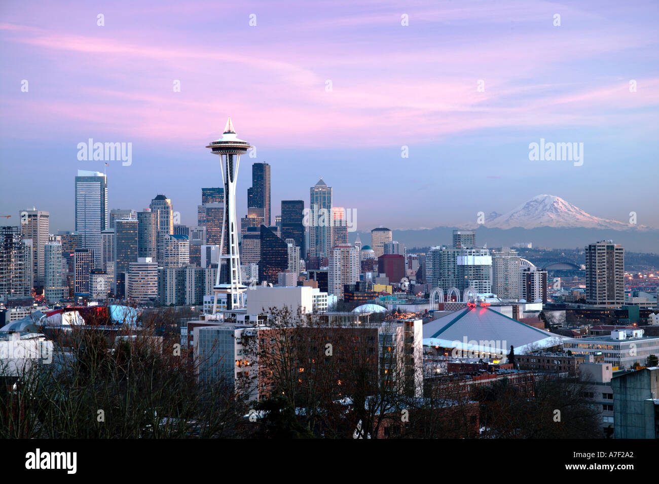 Seattle Washington Skyline bei Sonnenuntergang mit Mount Rainier im Rücken und Space Needle geschmückter Weihnachtsbaum Lichter Stockfoto