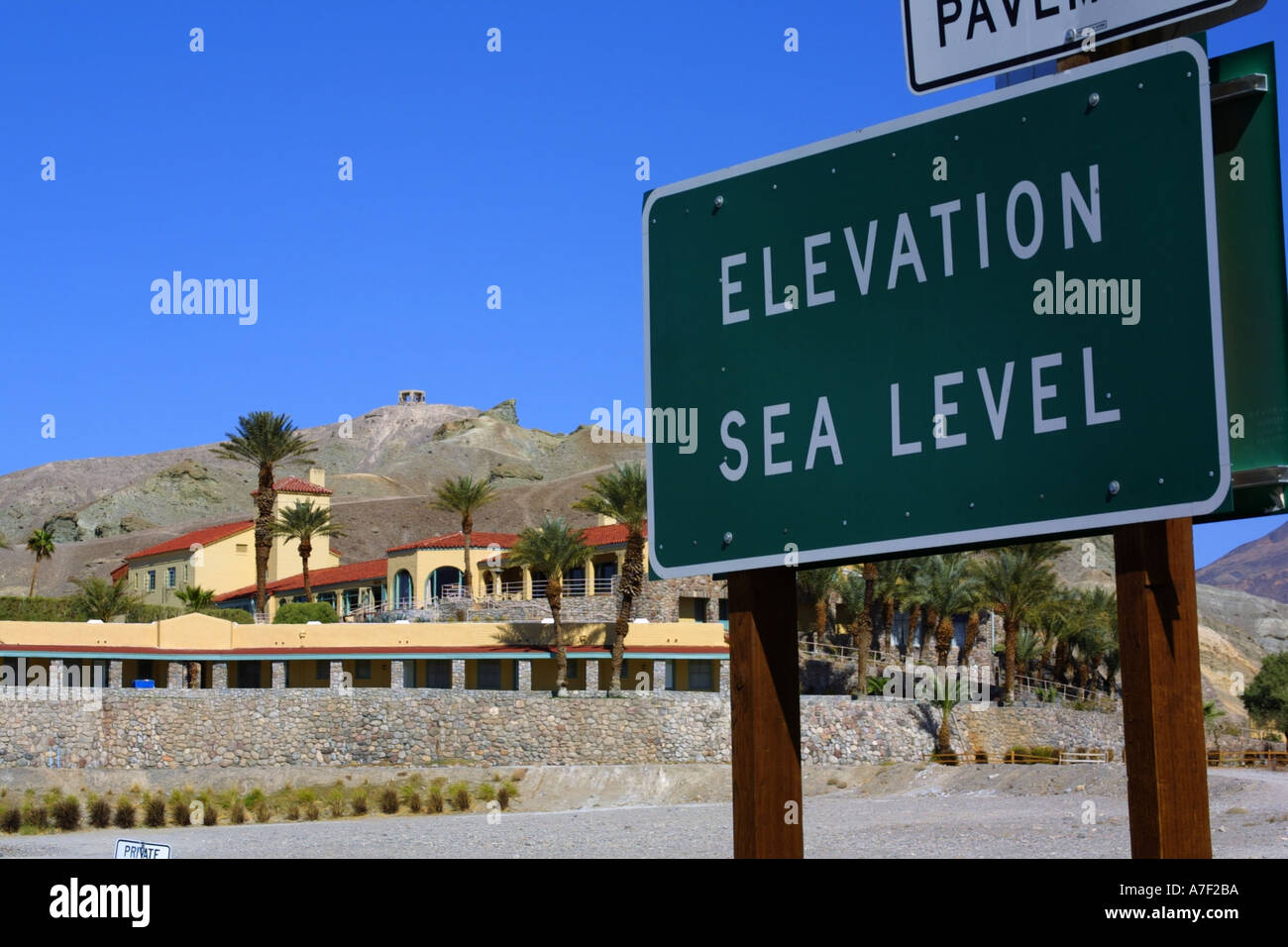 Meeresspiegel Höhe unterzeichnen am Boden des Death Valley in Mojave-Wüste mit Furnace Creek Inn hinter Death Valley Kalifornien Stockfoto