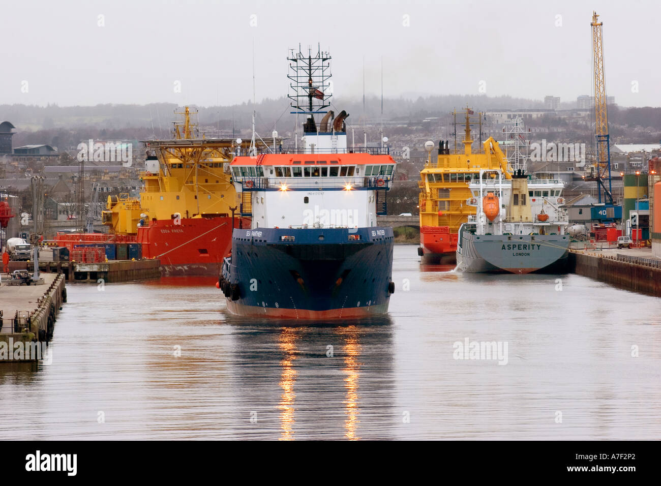 Aberdeen Stadthafen und Bewegung der Ölversorgung Rig Schiffen, Schottland, Großbritannien Stockfoto