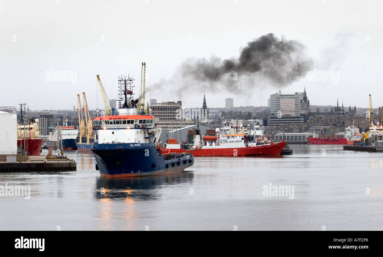 Skyline von Aberdeen, Kai, Tiefwasserliegeplätze, Weltklasse-Seehafen, multimodale Docks und Hafen. Schottische Küstenarchitektur in Granitstadt. Stockfoto