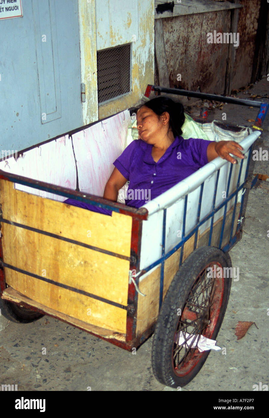 Frau schläft im Wagen am Straßenrand, Ho-Chi-Minh-Stadt, Vietnam Stockfoto