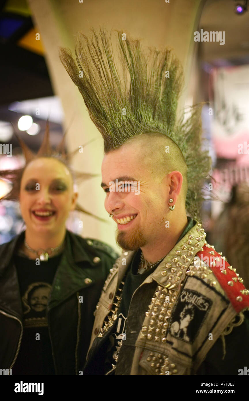Junges Paar mit Punk-Frisuren und Kleidung bei Northgate Shopping-Mall in Seattle Washington Stockfoto