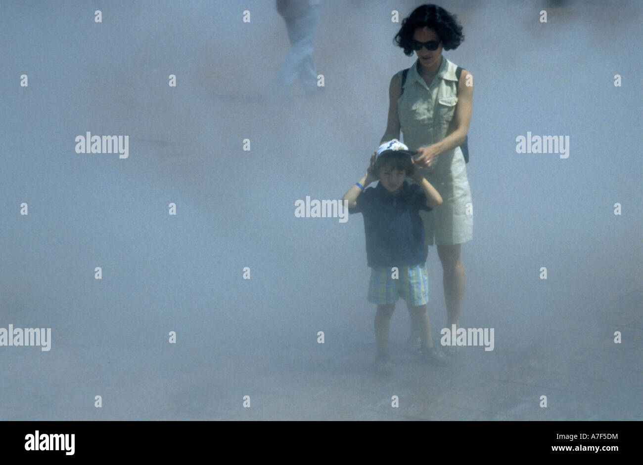 Mutter und Sohn suchen kühle im Nebel bei Expo 98 Lissabon Portugal Stockfoto