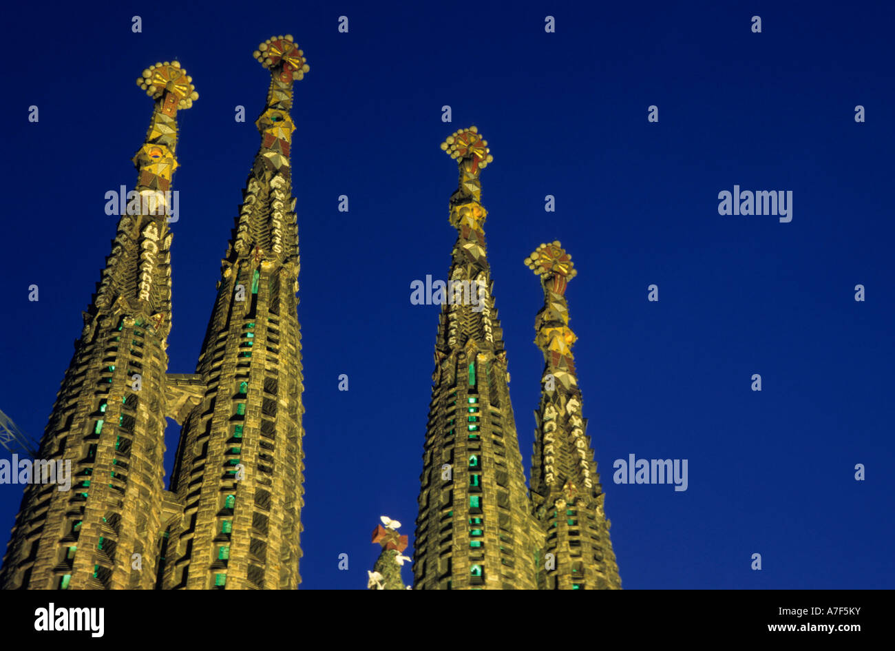 Türme der Kathedrale Sagrada Familia in der Abenddämmerung, Barcelona, Spanien. Stockfoto