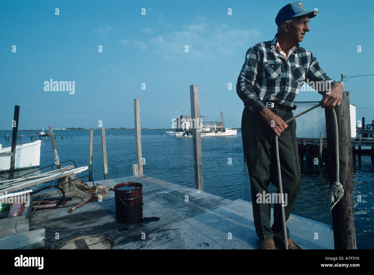 USA-Maryland Smith Island Chesapeake Bay Waterman steht außerhalb Crab Shack am Sommermorgen Stockfoto