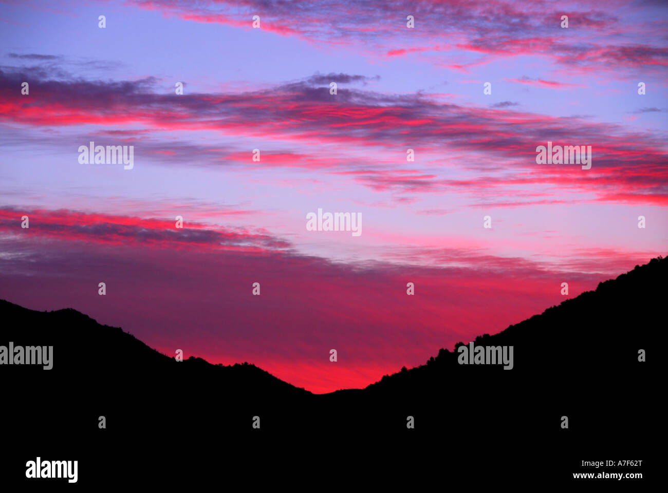 Wolke rosa roten Wolken blauer Himmel Wetter üb Sonnenuntergang Bergtal Stockfoto
