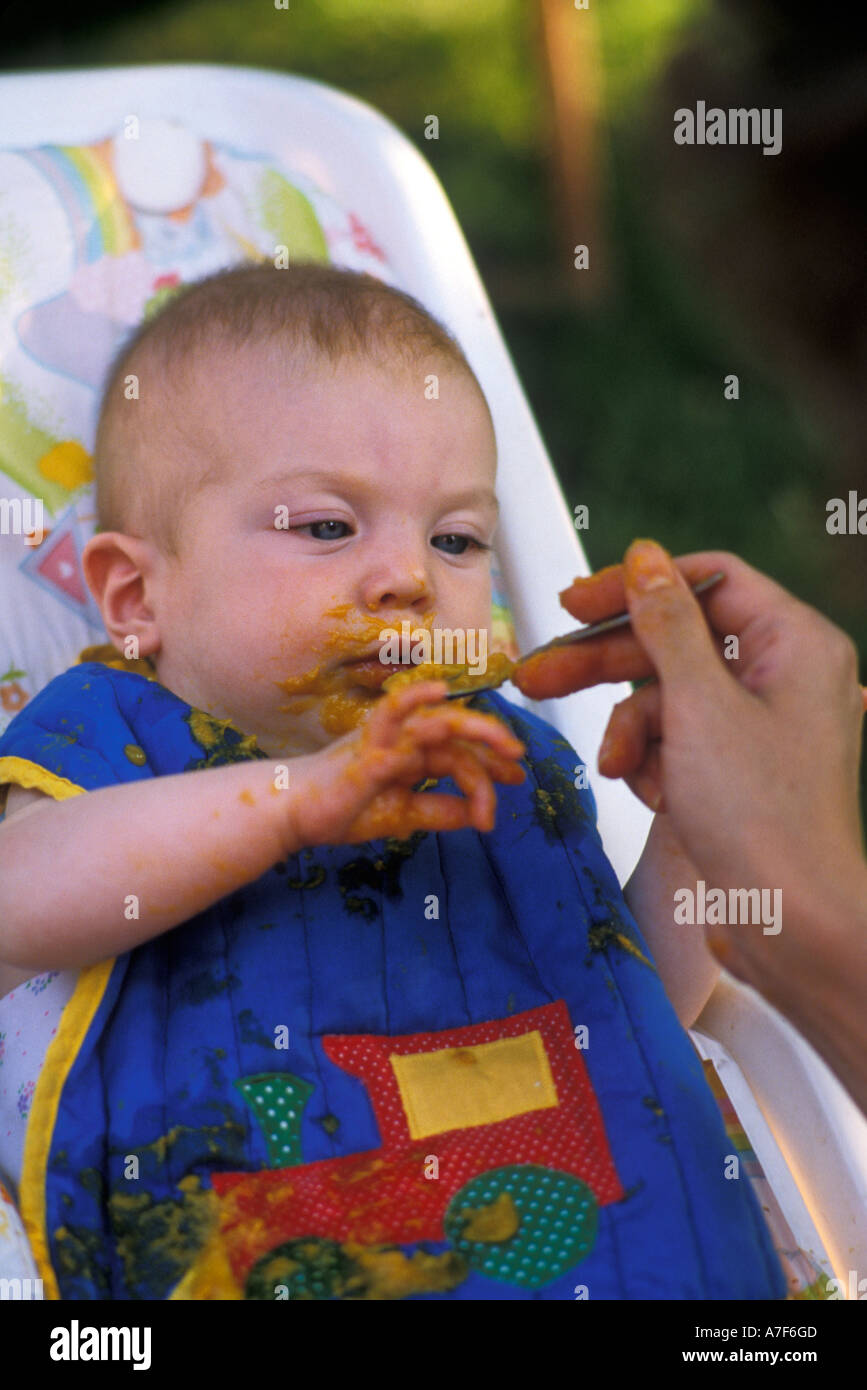 Detroit Michigan Mariel West macht sechs Monate alt ein Durcheinander, wie sie Mittagessen isst Stockfoto