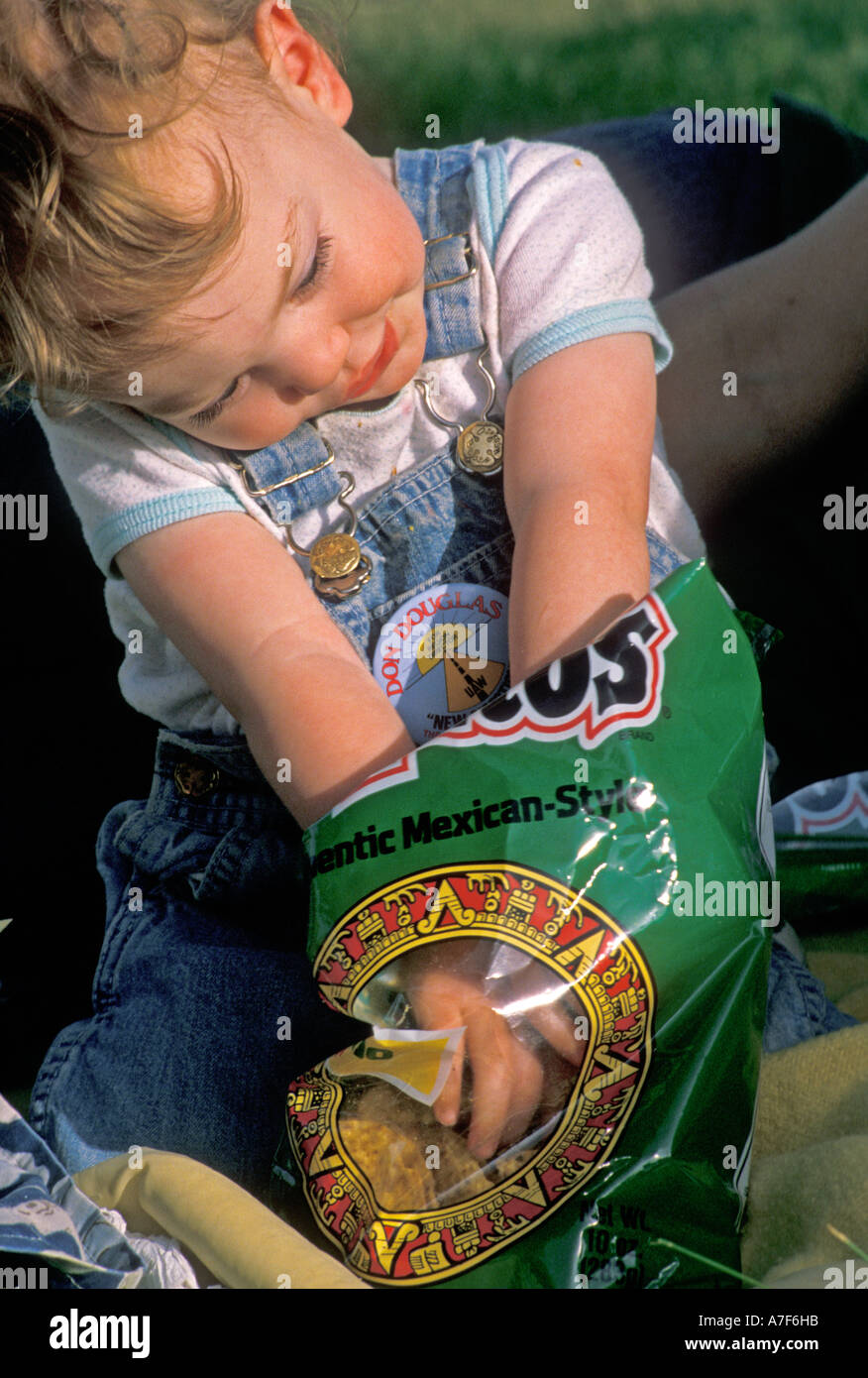 Rochester Hills Michigan 15 Monat alte Mariel West nach einen Beutel mit Mais-Chips mit beiden Händen geht Stockfoto