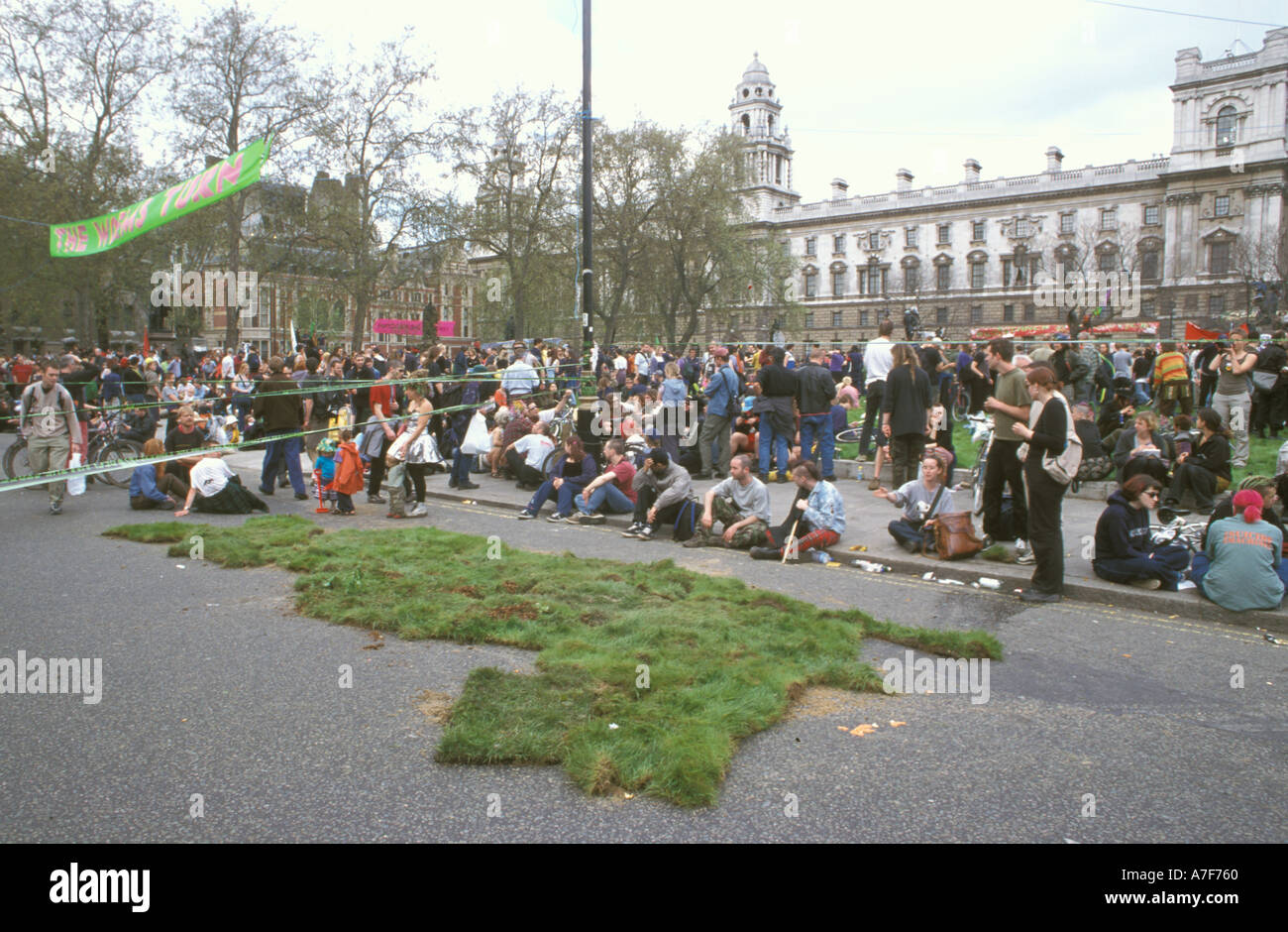 Guerilla gardening Demonstranten legen Rasen vom Parlament Square Landstraße Mayday anti-Globalisierung Protest Parlament Square L Stockfoto