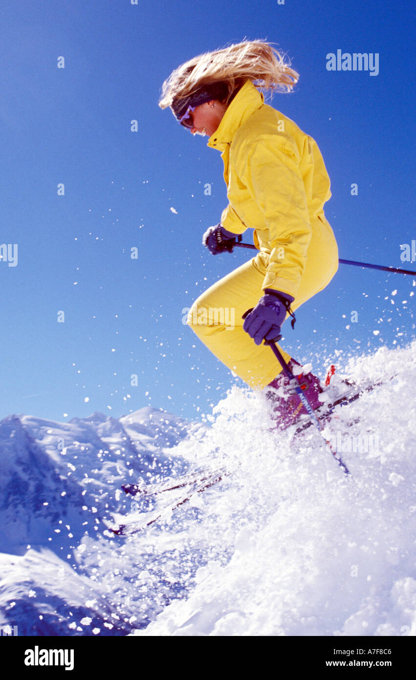 Skifahrerin springen in Pulver in der Nähe von Chamonix Frankreich Stockfoto