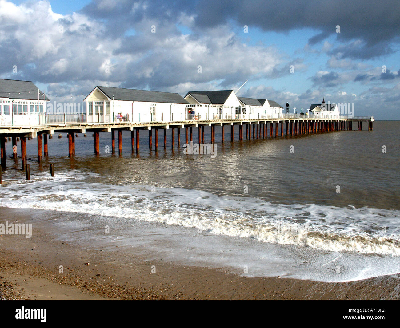 Southwold restaurierter Blick auf den Pier und das Wasser am Ufer dieses Badeortes an der Ostküste der Nordsee an der Küste von Suffolk East Anglia England Großbritannien Stockfoto