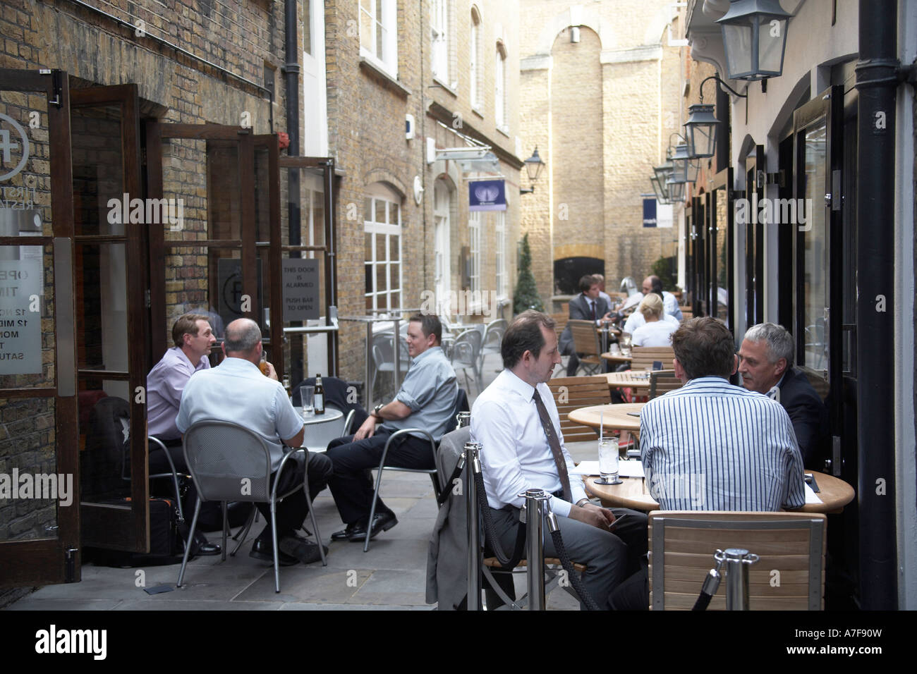 Menschen Essen und trinken in einer Freiluft-Café-Bar am Abend in Mayfair London W1 England Stockfoto