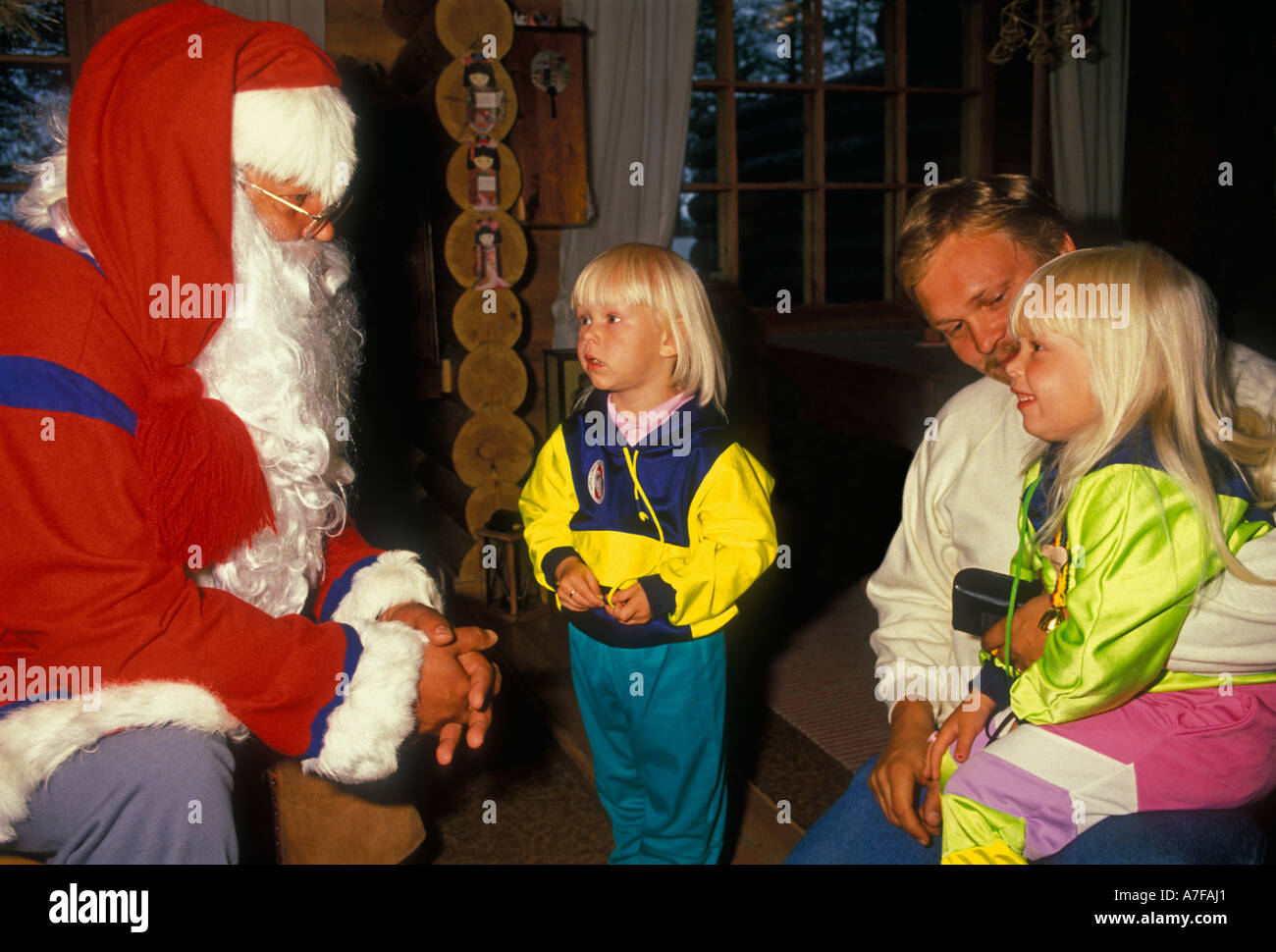 Kinder in Santa Claus Village und Santapark am Stadtrand der Hauptstadt Stadt Rovaniemi Arctic Circle Lappland Finnland Stockfoto