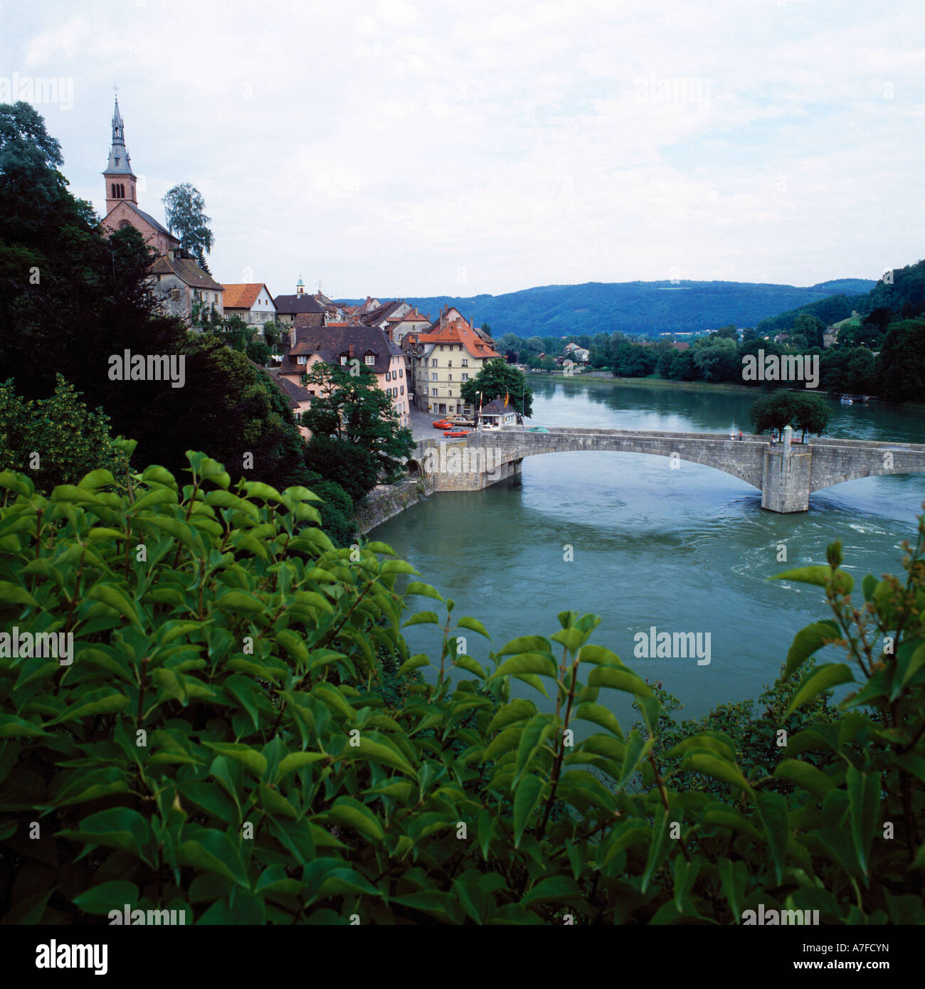 Panoramaansicht von Laufenburg in Deutschland Und Laufenburg in der Schweiz, Laufenburg (Baden), Hochrhein, Schwarzwald, Baden-Württemberg, Balticborg Stockfoto
