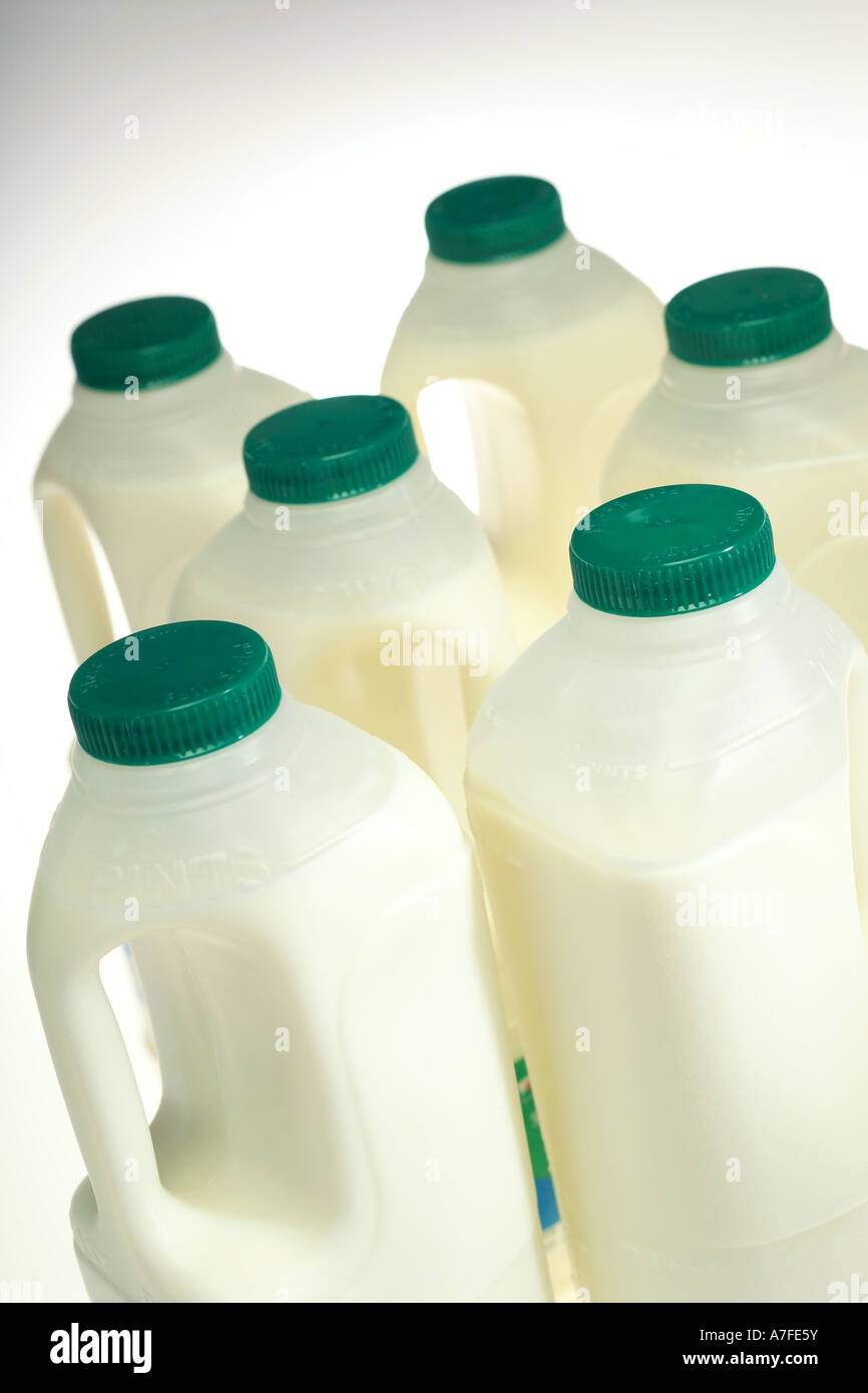 Milch in zwei-Liter-PET-Flaschen Stockfotografie - Alamy