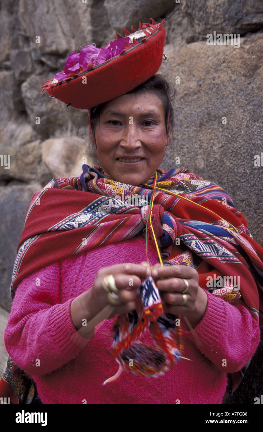 SA, Peru, Ollantaytambo, peruanische Frau stricken in engen Straße (MR) Stockfoto