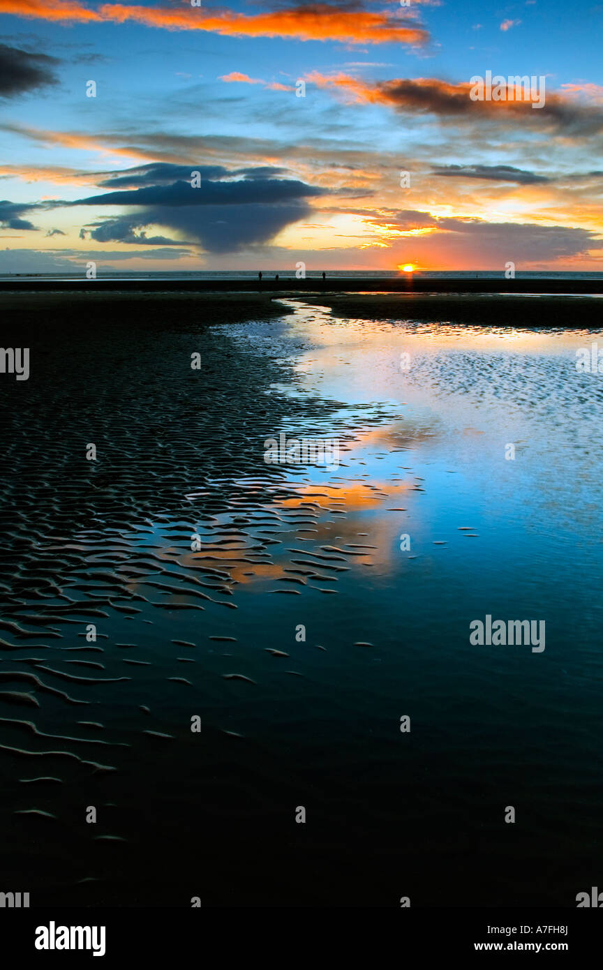 Vertikale Foto auf den Sonnenuntergang am Horizont in Formby Beach, Sefton Küste, Lancashire North East England Stockfoto