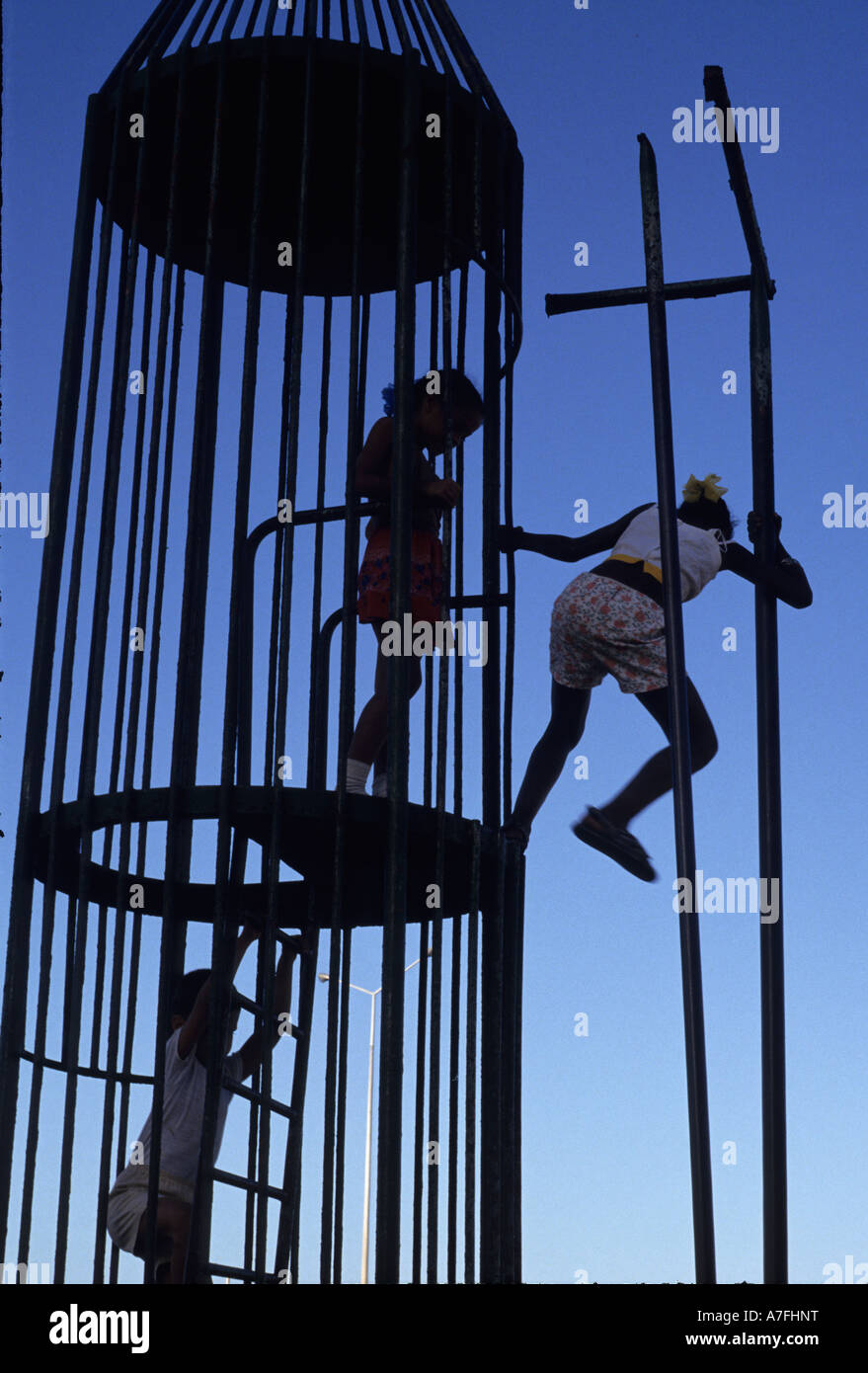 Kuba, Havana.Children s Spielplatz mit Defekte Geräte Stockfoto