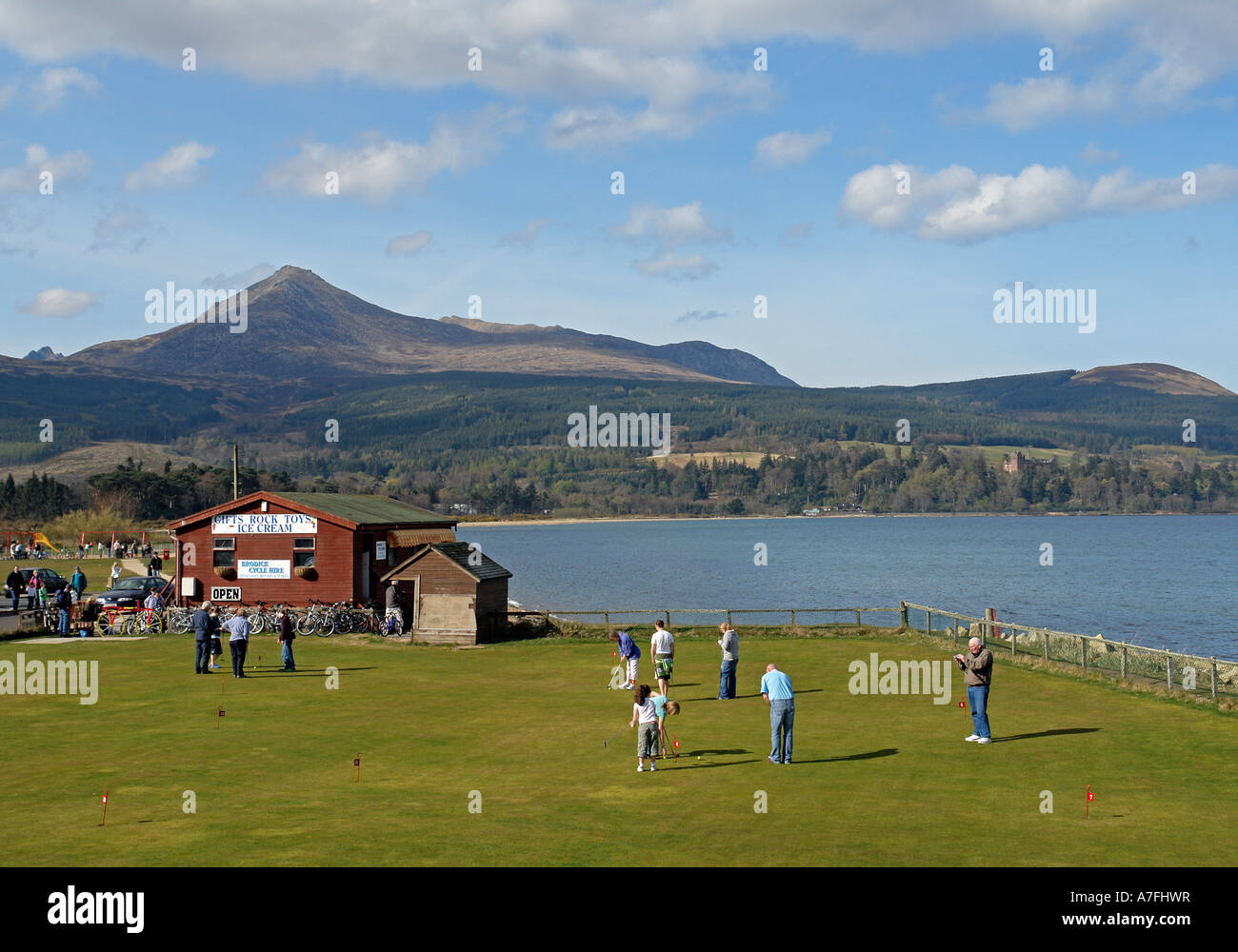 Sonnigen Frühlingstagen Blick auf Goat Fell aus Brodick auf Arran Stockfoto