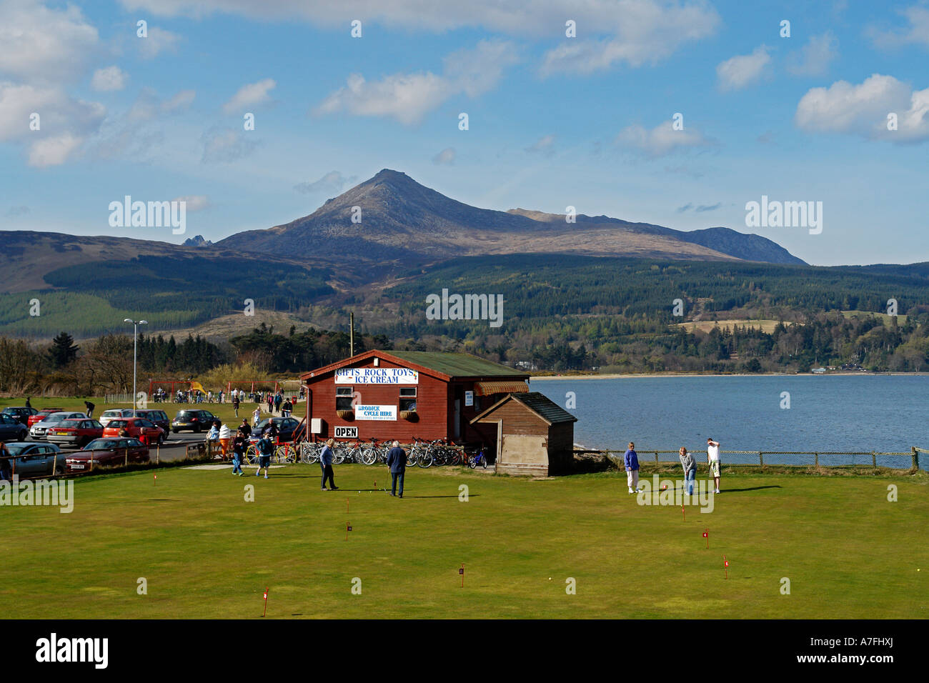 Sonnigen Frühlingstagen Blick auf Goat Fell aus Brodick auf Arran Stockfoto
