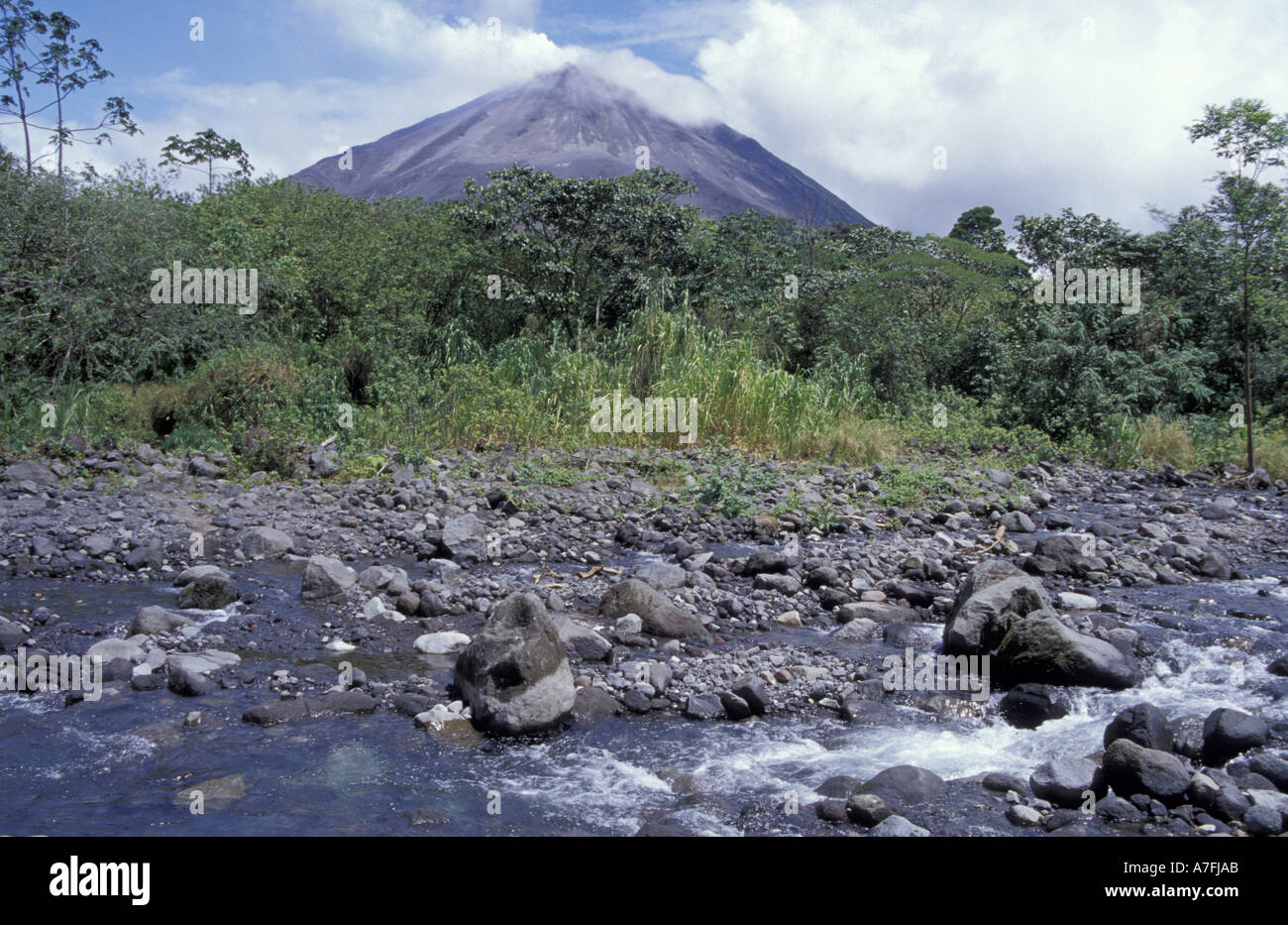 Mittelamerika, Costa Rica, Vulkan Arenal. Dampf steigt von Vulkan-Gipfel Stockfoto