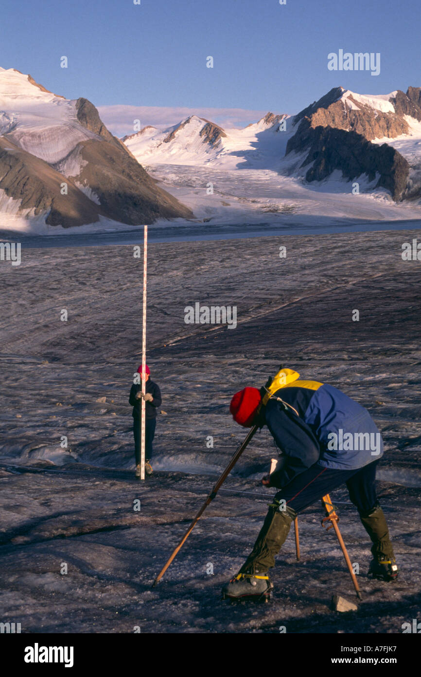 Vermessung von Meltwater Bäche Bersaerkebrae Gletscher Stauning Alpen Grönland Stockfoto
