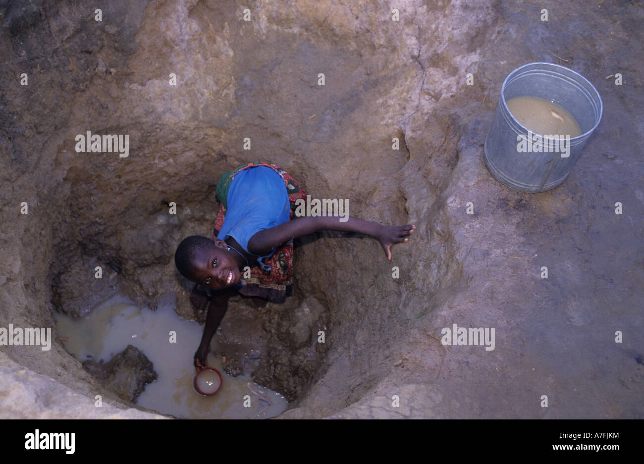 Malange Mosambik Afrika sammeln, das schmutziges Wasser aus Brunnen ausgetrocknet Stockfoto