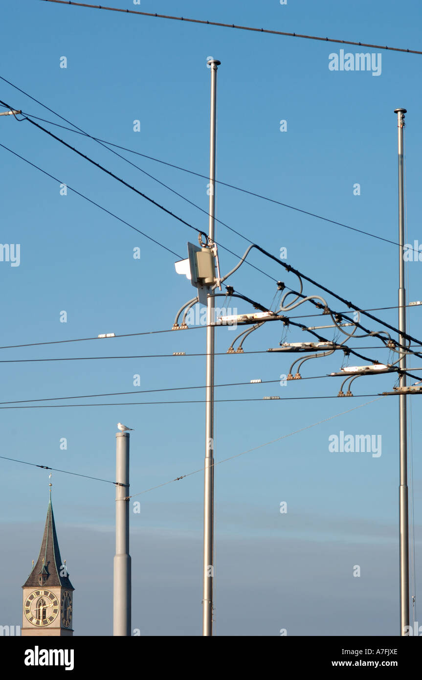 Straßenbahn-Drähte und St. Peters Kirche Zürich Schweiz Stockfoto