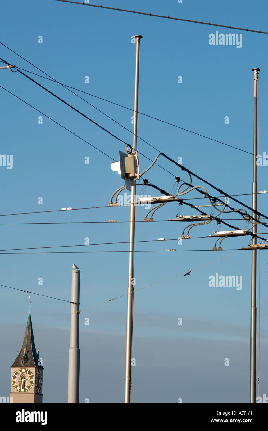 Straßenbahn-Drähte und St. Peters Kirche Zürich Schweiz Stockfoto